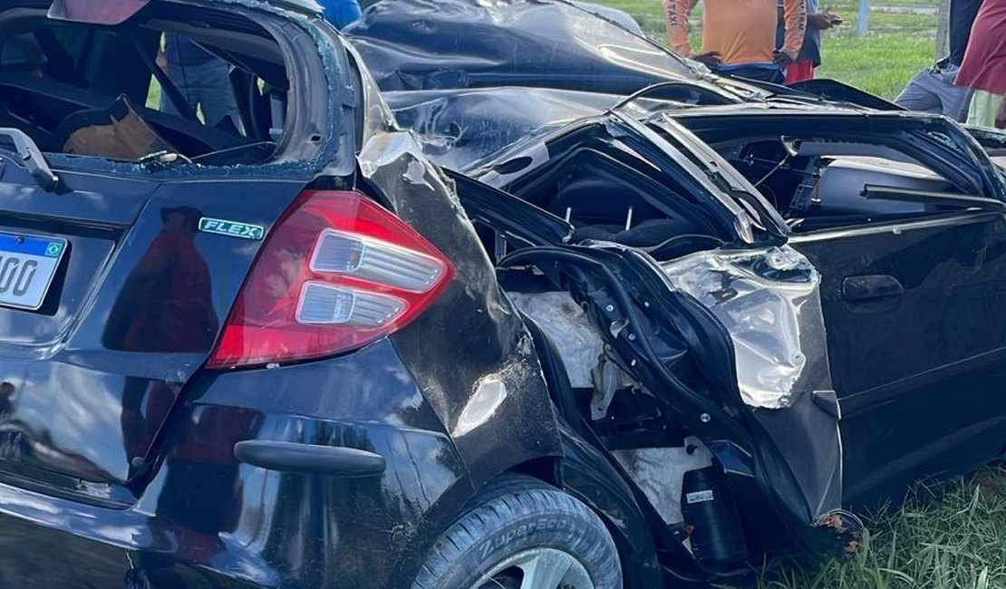 [Vídeo] Homem morre após carro bater em muro e capotar em Rio Largo