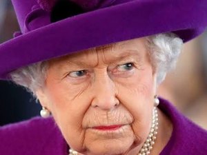 Quem era o único amigo que falava com a rainha no celular secreto dela?