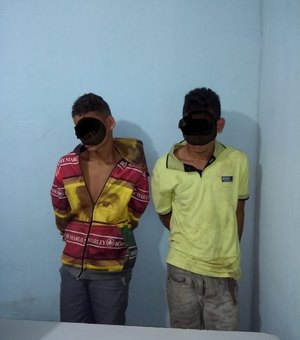 Jovem e adolescente são detidos acusados de roubo em Porto Calvo