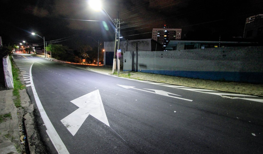 Rua Íris Alagoense ganha nova iluminação e sinalização