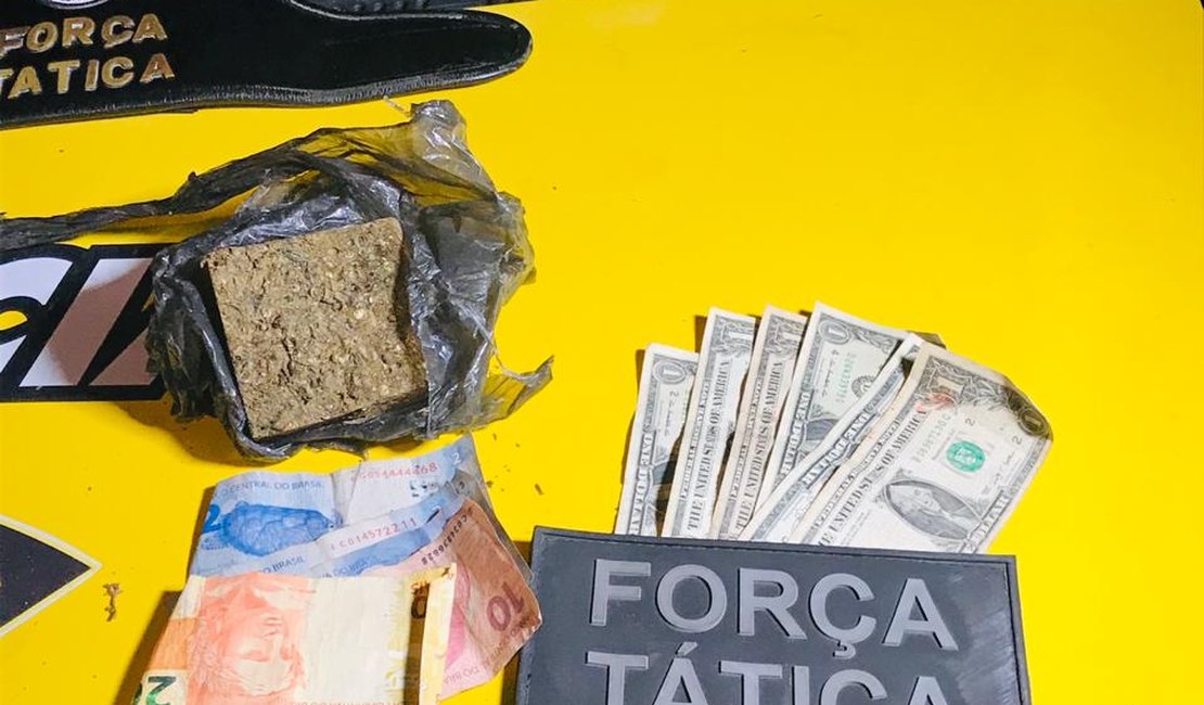 Suspeito de tráfico de drogas é preso com tablete de maconha e notas de dólar 