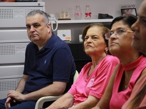 Alfredo Gaspar visitou o Grupo Mama Renascer e ouviu as demandas acerca do câncer de mama em Alagoas