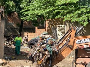 Vigilância Sanitária retira 10 toneladas de entulhos em casas na Santa Lúcia