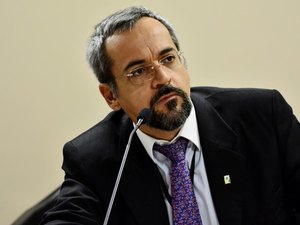 Câmara convoca ministro para explicar bloqueio de verbas na Educação