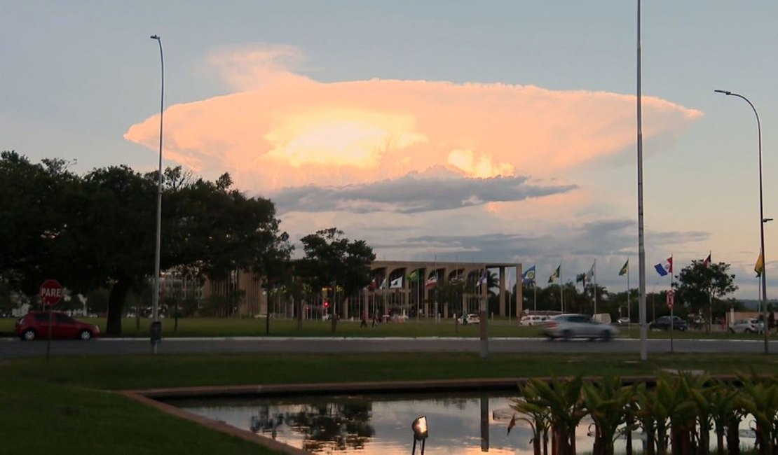 Nave espacial? Congresso? Formato de nuvem em Brasília vira meme