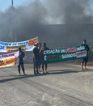 [Vídeo] Manifestantes bloqueiam Av. Rota do Mar contra apreensão de suínos em Maceió