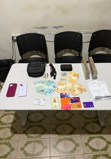 Duas mulheres por tráfico de drogas e porte ilegal de arma em Arapiraca