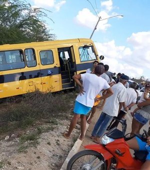 Motorista de ônibus escolar passa mal e veículo fica à beira de ribanceira no Sertão de Alagoas