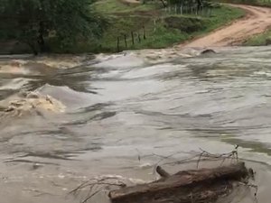 [Vídeo] Rio transborda e bloqueia acesso a várias comunidades rurais de Traipu