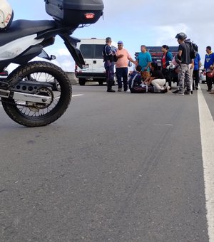 Acidente próximo ao trevo da Polícia Rodoviária em Arapiraca deixa motociclista ferido