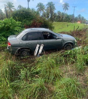 Carro sai da pista em curva em trecho da AL-101 Sul, em Marechal Deodoro