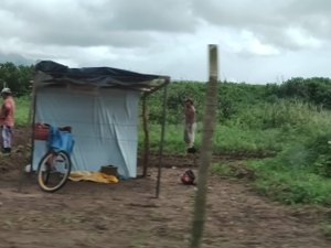 Terreno com obra inacabada de Estação de Tratamento de Esgoto vira acampamento de sem-terra