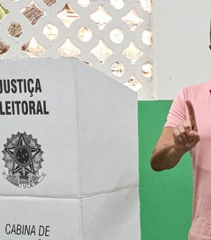 Rui Palmeira vota no bairro do Jacintinho após se recuperar da Covid-19