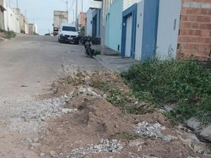 [Vídeo] Morador denuncia abandono e reclama de buracos no Loteamento Porto Vitória