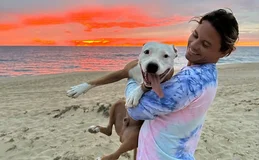 Surfista viraliza ao jogar corpo de cachorro no mar e divide opiniões