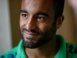 Lucas, do PSG, e Marcelo Grohe vão substituir Rafinha e Ederson no Brasil