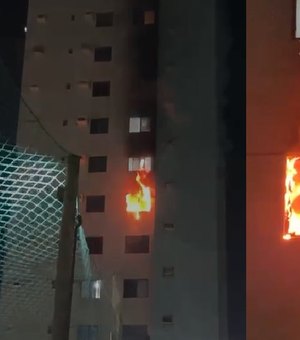 Incêndio de grandes proporções atinge apartamento em Maceió; vídeos impressionam
