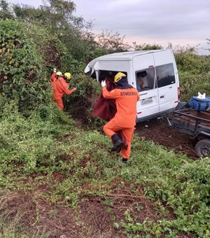 Acidente entre van e caminhão deixa duas pessoas presas às ferragens, em Delmiro Gouveia