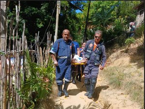 Homem acamado é resgatado em estado grave em área de difícil acesso no bairro Garça Torta em Maceió