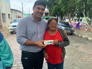 Secretaria de Saúde entrega óculos para pacientes da zona rural de Palmeira