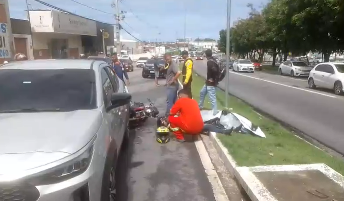 Colisão entre carro e moto deixa homem ferido na Durval de Góes Monteiro, em Maceió