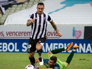 Vina desencanta na temporada 2021 com a camisa do Ceará
