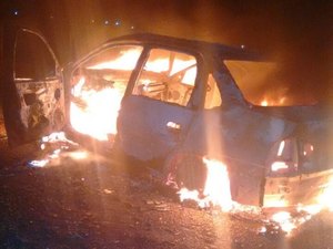 Filho de ex-prefeito tenta desviar de animal, colide carro em árvore e veículo pega fogo