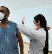Servidores do HE do Agreste recebem vacina contra o sarampo