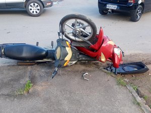 Acidente envolvendo carro e duas cinquentinhas deixa mulher ferida em Arapiraca