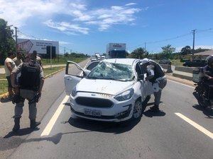 Após perder controle de veículo, condutora capota e fica ferida na AL-101 Sul
