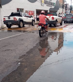 [Vídeo] Empresários reclamam há cinco anos de água empoçada no Centro de Arapiraca