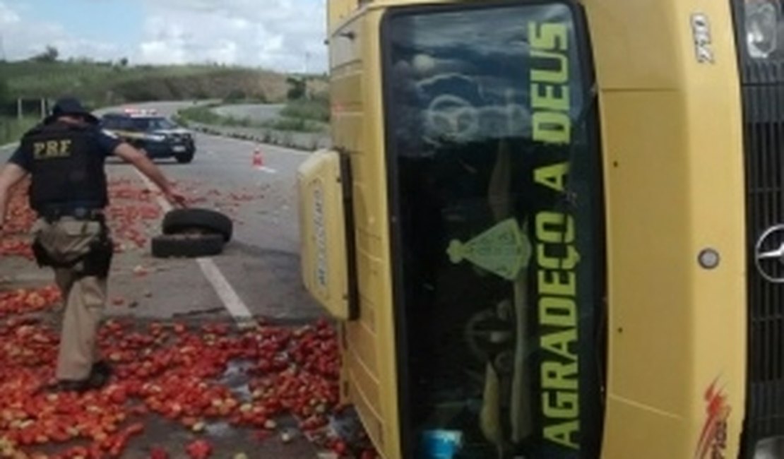 Caminhão com 6 mil kg  de tomate ia para Arapiraca e tomba na BR-101