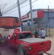 [vídeo] Carro bate em traseira de ônibus no Jardim Petrópolis
