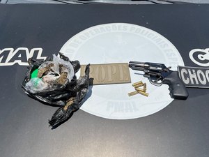 PM apreende drogas e arma de fogo em área de mata no Aldebaran