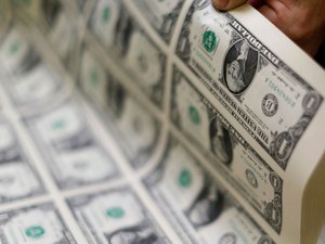 Dólar fecha em R$ 5,67 em meio a preocupações com pandemia