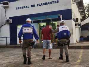 Homem é preso com maconha e duas armas na Gruta de Lourdes