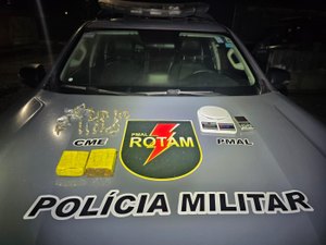 PM prende foragido da Justiça com drogas após abordagem na zona rural de Coruripe