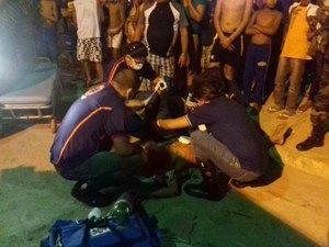 Homem é atingido com golpes de arma branca