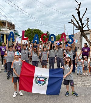Alunos participam de desfile cívico para comemorar emancipação política de Alagoas