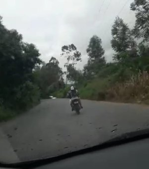 [Vídeo] Policial do BPRv conduz moto sem capacete em Porto Calvo