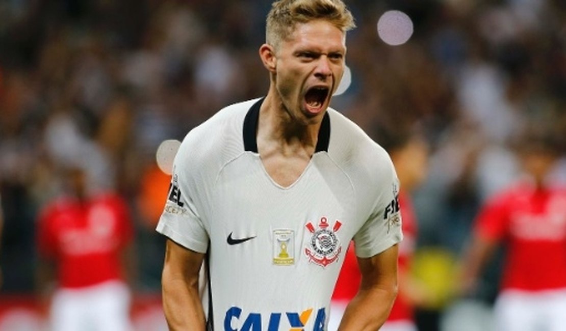 Com pênalti polêmico, Corinthians vence e empurra Inter para perto da queda