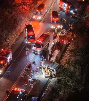 Quatro pessoas morrem e 16 ficam feridas em batida entre carro e van na BR-452, em Uberlândia