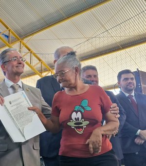 Ronaldo Lessa participa da entrega de 156 títulos de propriedade em Maribondo