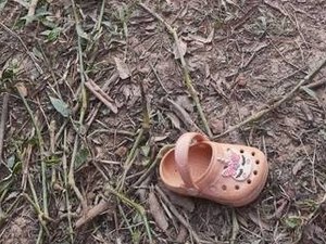 Bombeiros procuram bebê que teria sido jogado pelo pai em rio