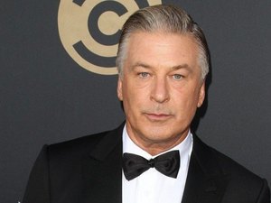 Alec Baldwin dispara arma, mata fotógrafa e fere diretor em gravação