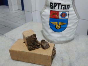 Dupla tenta se esconder em mangue, mas é presa com meio quilo de maconha