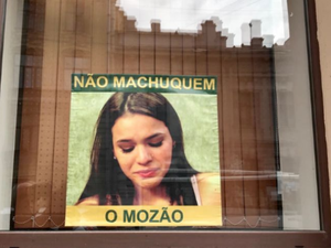 ‘Não machuquem o mozão’, diz cartaz com foto de Bruna Marquezine