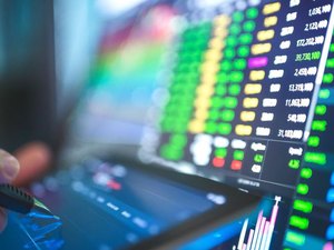 Ibovespa fecha em queda de 0,35%; Petróleo bate em US$ 130 com restrição dos EUA