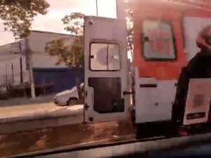 Colisão entre moto e ônibus deixa quatro pessoas feridas na Durval de Góes Monteiro