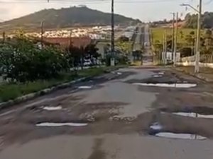 Moradores do bairro Massaranduba reclamam de buracos na Av. Pedro Tertuliano, em Arapiraca